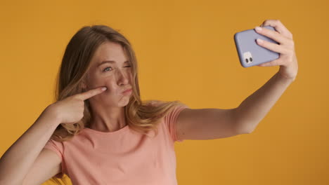 Kaukasische-Frau,-Die-Selfies-Auf-Dem-Smartphone-Macht.