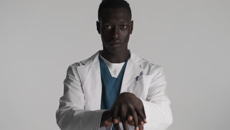 Afroamerikanischer-Arzt-Auf-Grauem-Hintergrund.
