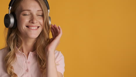 Mujer-Caucásica-Con-Auriculares-Escuchando-Música.