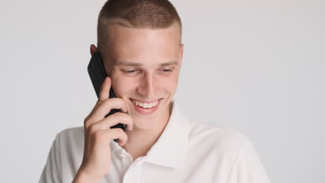 Hombre-Sonriente-Hablando-Por-Teléfono