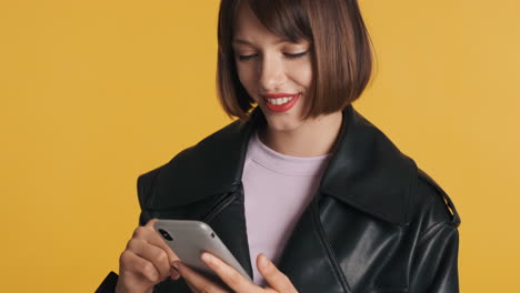 Smiling-woman-with-gray-smartphone