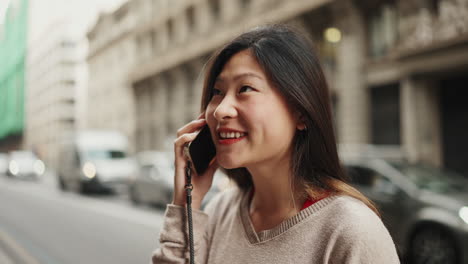 Chica-Asiática-Hablando-Por-Teléfono-En-El-Centro.