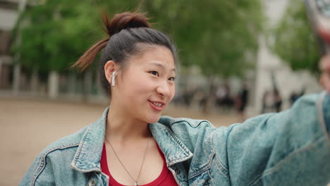 Asiatische-Frau-Nimmt-Im-Park-Ein-Video-Auf.