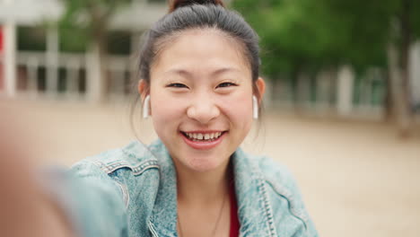 Asiatische-Frau-Nimmt-Im-Park-Ein-Video-Auf.