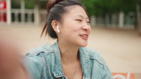 Asiatische-Frau-Nimmt-Im-Park-Ein-Video-Auf.