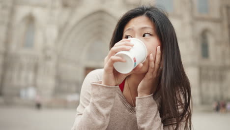 Asiatisches-Mädchen-Trinkt-Kaffee-Auf-Der-Straße.