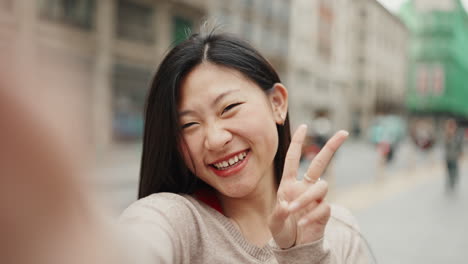 Asiatisches-Mädchen-Macht-Selfie-Auf-Der-Straße.