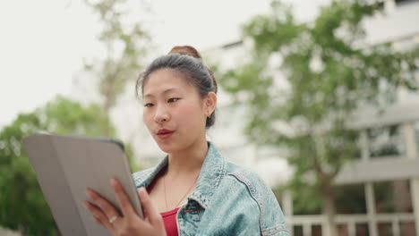 Asiatisches-Mädchen-Lernt-Im-Freien-Mit-Tablet.