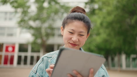 Chica-Asiática-Estudiando-Al-Aire-Libre-Con-Tableta.