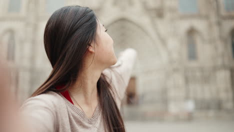 Asiatische-Frau-Macht-Selfie-Auf-Der-Straße.