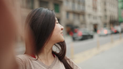 Mujer-Feliz-Grabando-Contenido-Para-Su-Videoblog-En-La-Ciudad.