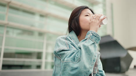 Asiatische-Frau-Trinkt-Kaffee-Im-Freien.