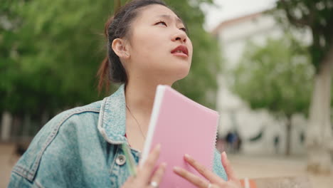 Chica-Asiática-Estudiando-Al-Aire-Libre.