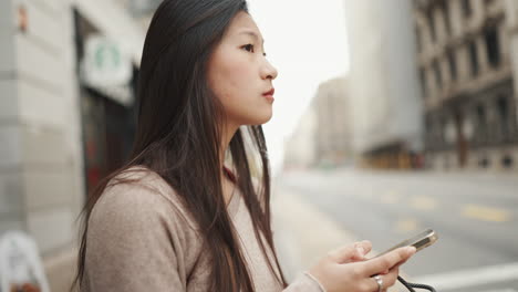 Asiatisches-Mädchen-Mit-Smartphone-Beim-Spazierengehen-Im-Freien.