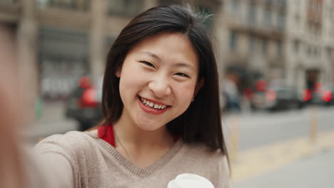 Asiatisches-Mädchen-Macht-Selfie-Auf-Der-Straße.