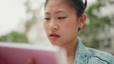 Chica-Asiática-Estudiando-Al-Aire-Libre.