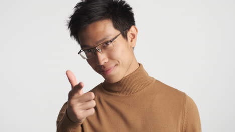 Asiatischer-Mann-Mit-Brille-Blickt-In-Die-Kamera.