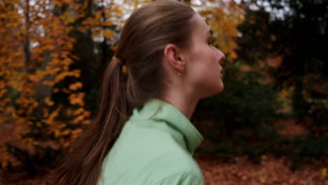 Sportliches,-Kaukasisches-Mädchen-Läuft-Im-Wunderschönen-Herbstlichen-Stadtpark.