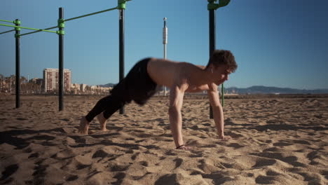 Joven-Deportista-Haciendo-Ejercicios-Durante-El-Entrenamiento-Funcional-En-El-Campo-Deportivo-Junto-A-La-Playa