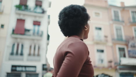 Kamerafahrt-Eines-Attraktiven-Afro-Mädchens,-Das-Eine-Neue-Stadt-Erkundet