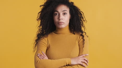 Afroamerikanische-Selbstbewusste-Frau-Auf-Orangefarbenem-Hintergrund.