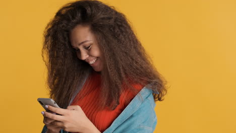 Kaukasische-Frau-Mit-Lockigem-Haar,-Die-Auf-Dem-Smartphone-SMS-Schreibt.