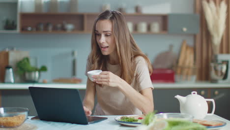 Mujer-De-Negocios-Teniendo-Videollamada-Por-La-Mañana