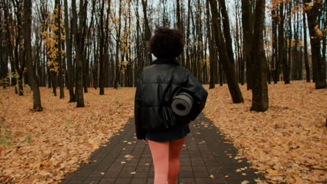 Vista-Trasera-De-Una-Mujer-Caminando-En-El-Parque