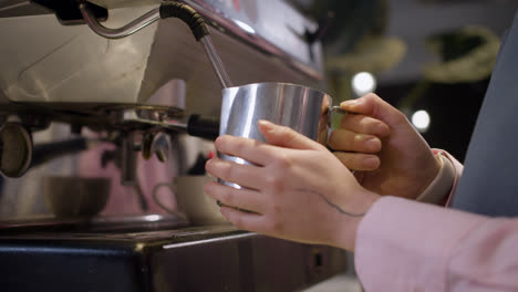 Barista-Femenina-Usando-Máquina-De-Café