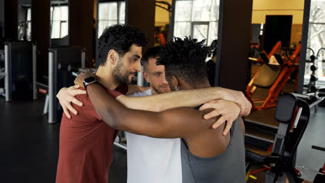 Hombres-Abrazándose-Y-Saltando-En-El-Gimnasio.