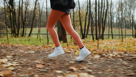 Nahaufnahme-Einer-Jungen-Frau,-Die-Im-Park-Läuft