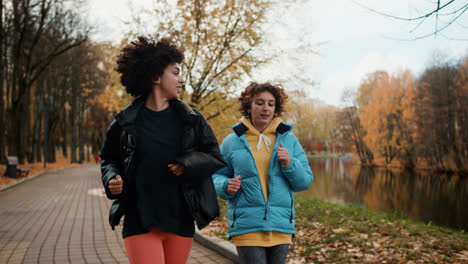 Dos-Chicas-Corriendo-En-El-Parque