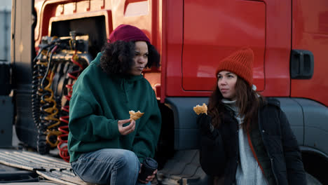 Women-having-breakfast-outdoors