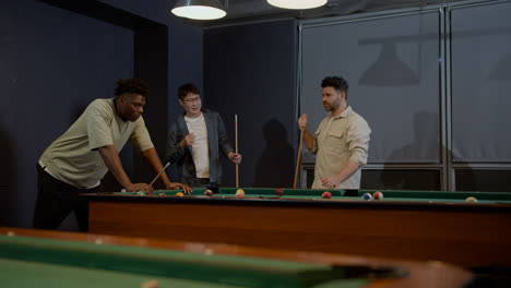 Men-playing-snooker