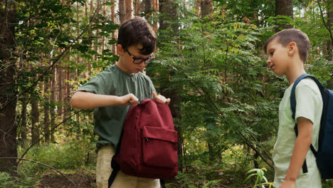 Two-kids-with-backpacks-in-the-forest