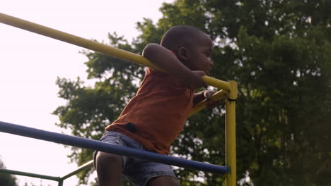 Kind-Spielt-Auf-Einem-Spielplatz