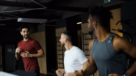 Man-talking-at-the-gym