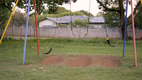 Niños-Jugando-En-Los-Columpios