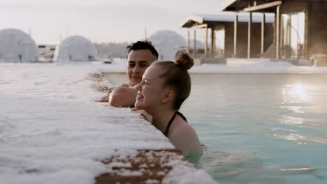 Pareja-En-La-Piscina-En-Un-Día-Nevado