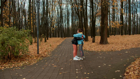 Zwei-Frauen-Die-Im-Park-Ankommen