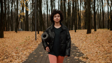 Mujer-Joven-Caminando-En-El-Parque