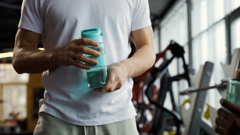 Hombres-Hablando-En-El-Gimnasio