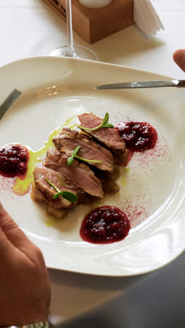 Hombre-Elegante-Listo-Para-Comer-En-Un-Restaurante