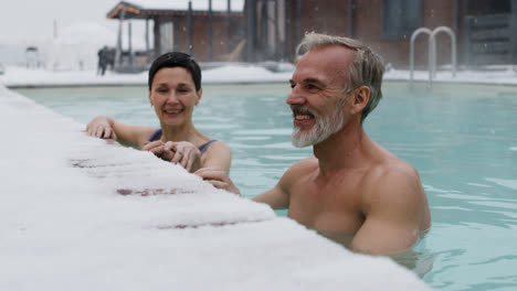 Pareja-En-Una-Piscina-En-Invierno