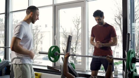 Muchachos-Del-Deporte-En-El-Gimnasio