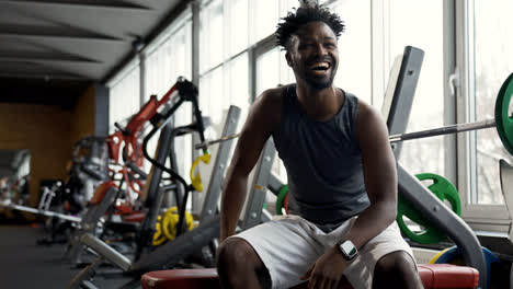 Two-friends-talking-at-the-gym