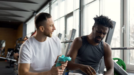 Two-friends-talking-at-the-gym