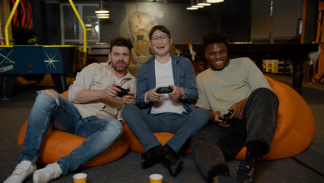 Group-of-friends-playing-videogames