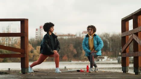 Dos-Mujeres-Estirándose-Al-Aire-Libre