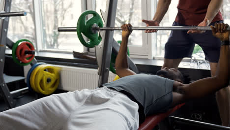 Muchachos-Del-Deporte-En-El-Gimnasio